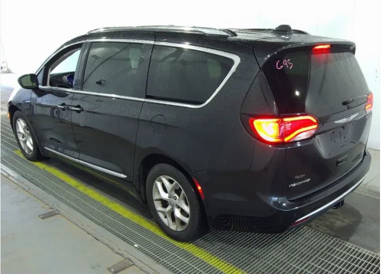 Used 2020 Chrysler Pacifica Touring-L w/ Tire & Wheel Group FWD image 3