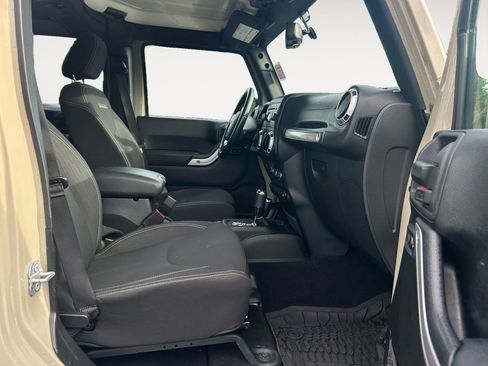 Used 2017 Jeep Wrangler Unlimited Sahara w/ Max Tow Package image 10