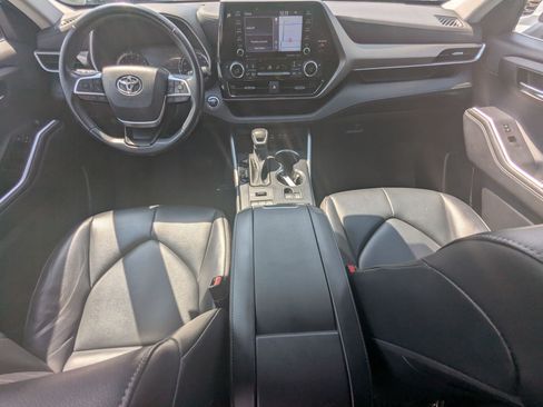 Used 2022 Toyota Highlander XLE AWD/4WD image 28