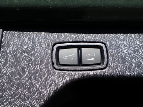 Certified 2024 Porsche Macan Turbo Electric AWD/4WD image 19