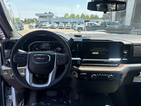 New 2026 GMC Sierra 1500 SLE w/ Preferred Package AWD/4WD image 15
