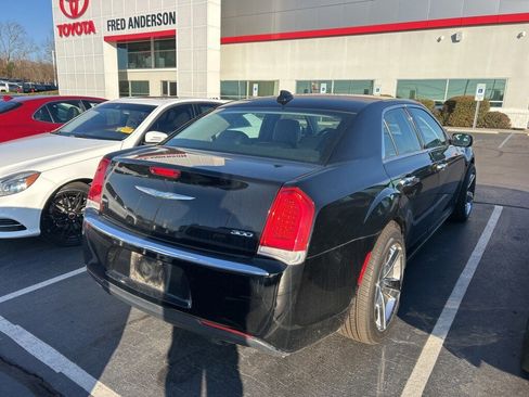 Used 2018 Chrysler 300 Limited image 5