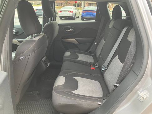 Used 2018 Jeep Cherokee Latitude w/ Cold Weather Group image 12