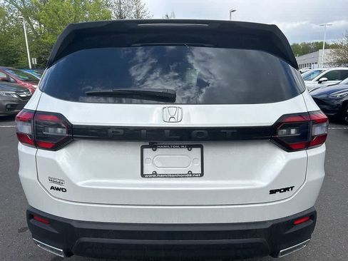 Used 2025 Honda Pilot Sport image 5