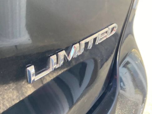 Used 2019 Chrysler Pacifica Limited w/ Tire & Wheel Group FWD image 40