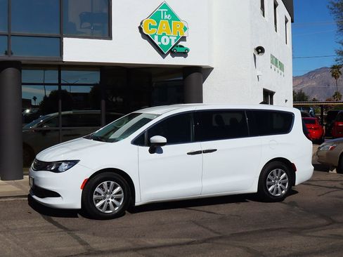 Used 2020 Chrysler Voyager L image 7