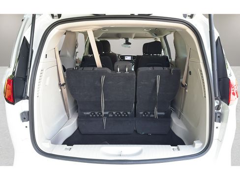 Used 2022 Chrysler Voyager LX FWD image 13