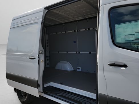 Used 2025 Mercedes-Benz Sprinter 2500 image 11