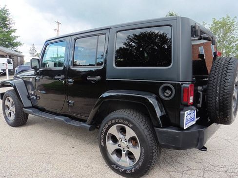 Used 2018 Jeep Wrangler Unlimited Sahara w/ Connectivity Group AWD/4WD image 2