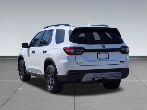 Certified 2025 Honda Pilot TrailSport image 4