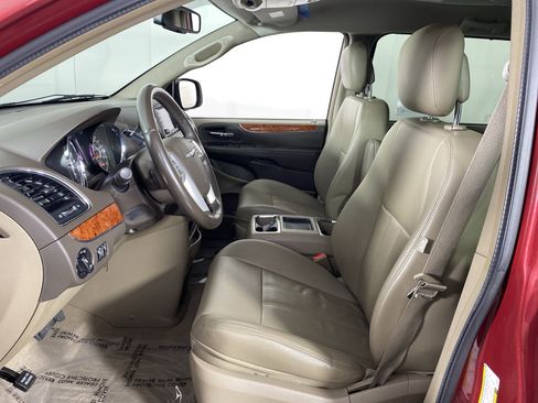 Used 2014 Chrysler Town & Country Touring FWD image 14