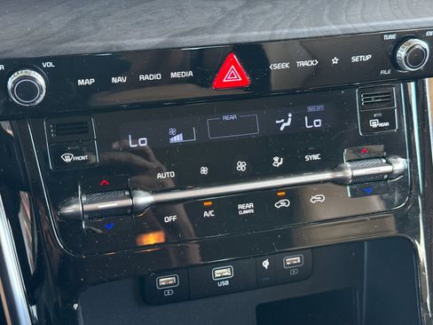 Used 2024 Kia Carnival EX FWD image 21
