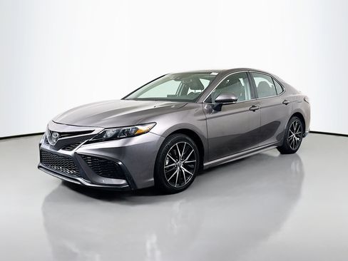 Used 2024 Toyota Camry SE w/ Cold Weather Package FWD image 4