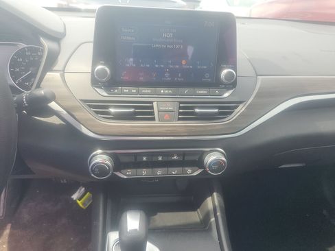 Used 2025 Nissan Altima 2.5 SV FWD image 10