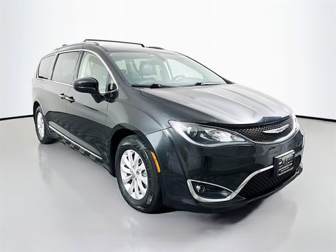 Used 2018 Chrysler Pacifica Touring-L w/ Premium Audio Group image 1