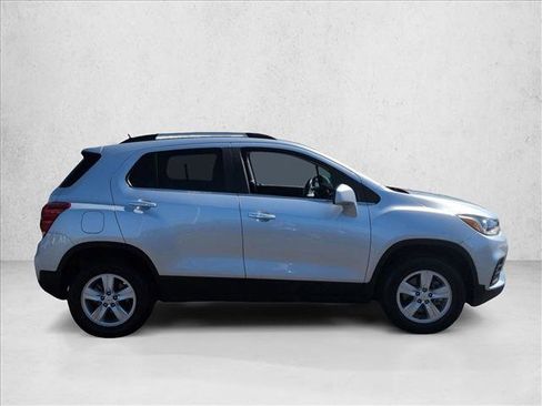 Used 2018 Chevrolet Trax LT w/ LT Convenience Package image 4