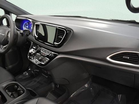 Used 2025 Chrysler Pacifica Select image 19