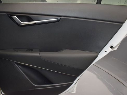 Used 2025 Kia Niro EX image 14