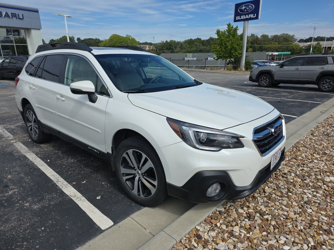 Used 2018 Subaru Outback 2.5i Limited AWD/4WD image 3