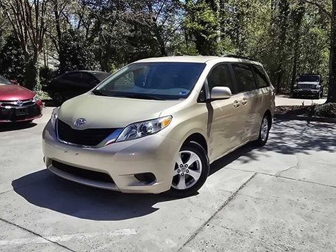 Used 2011 Toyota Sienna LE image 1