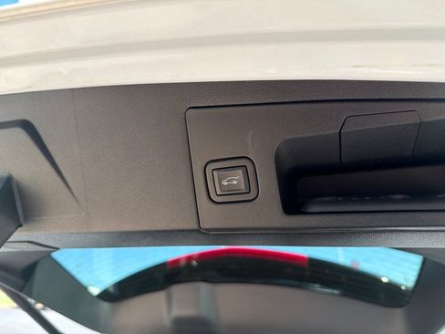 Used 2022 Cadillac XT5 Premium Luxury w/ Technology Package FWD image 9