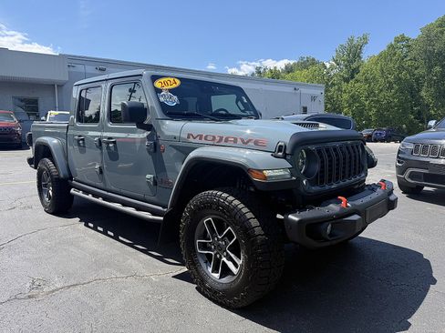Used 2024 Jeep Gladiator Mojave AWD/4WD image 8