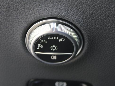 Used 2025 Mercedes-Benz GLC 350e 4MATIC image 27