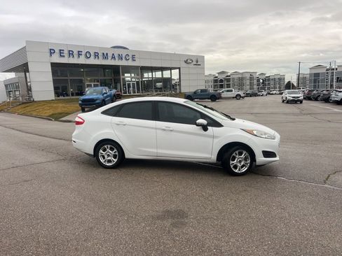 Used 2015 Ford Fiesta SE image 3