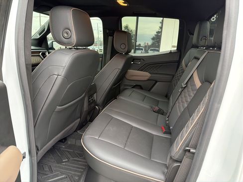 Used 2024 GMC Canyon Denali image 5