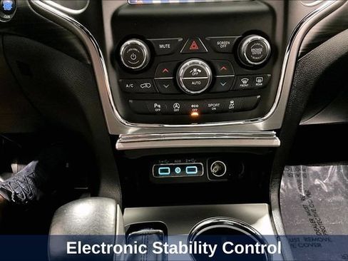 Used 2020 Jeep Grand Cherokee Laredo AWD/4WD image 22