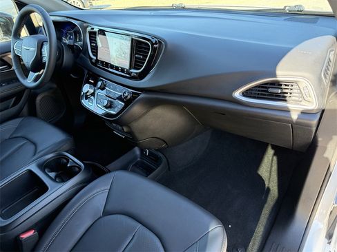 Used 2025 Chrysler Pacifica Select image 40