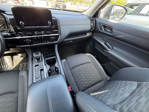 Used 2025 Nissan Pathfinder SV image 41