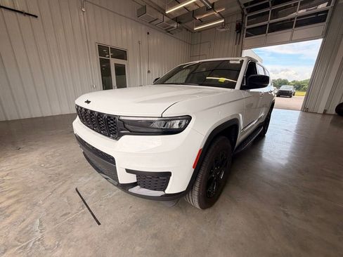 Used 2024 Jeep Grand Cherokee L Altitude AWD/4WD image 17