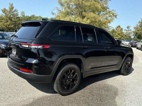 Used 2024 Jeep Grand Cherokee Altitude AWD/4WD image 3