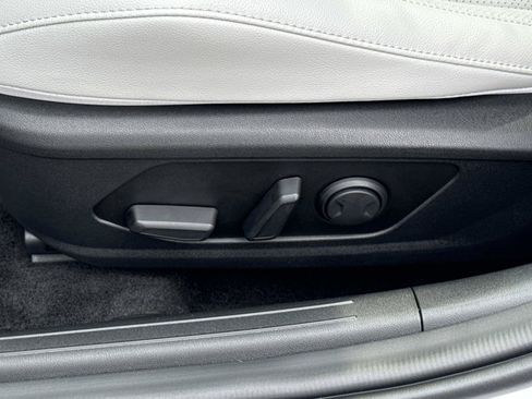 Certified 2025 Hyundai Elantra Limited FWD image 17