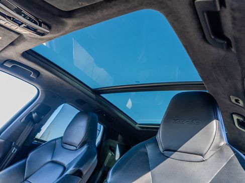 Used 2019 Porsche Cayenne Turbo w/ Sportdesign Package image 28