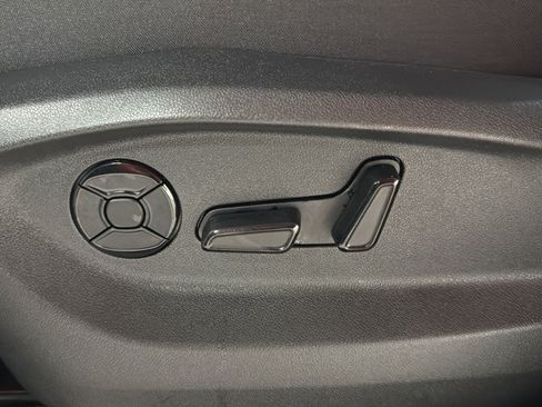 Certified 2025 Volkswagen Tiguan SE R-Line AWD/4WD image 18