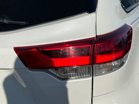Used 2019 Toyota Highlander XLE AWD/4WD image 18