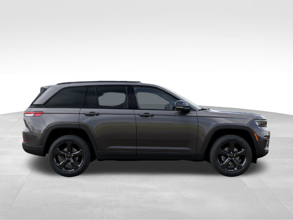 Used 2025 Jeep Grand Cherokee Limited w/ Black Appearance Package AWD/4WD image 22