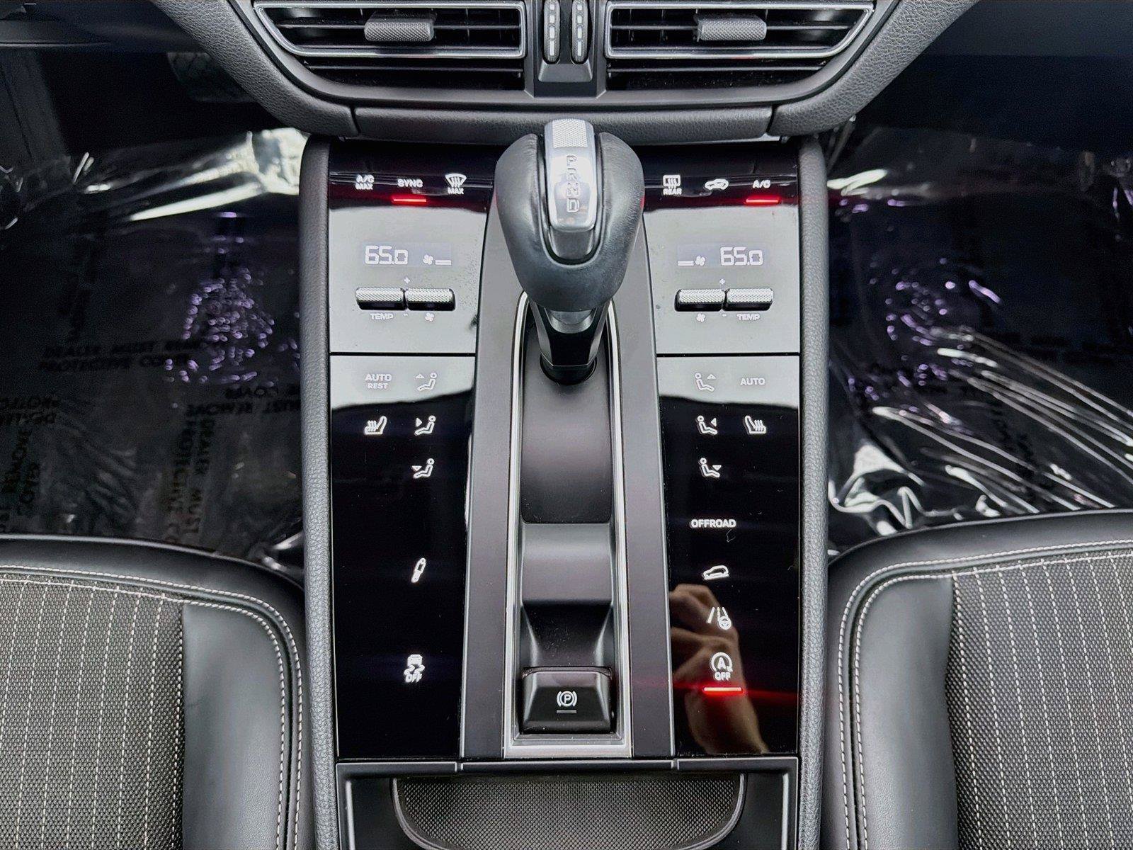 Certified 2024 Porsche Macan AWD/4WD image 19