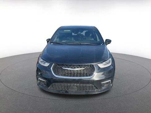 Used 2025 Chrysler Pacifica Select image 2