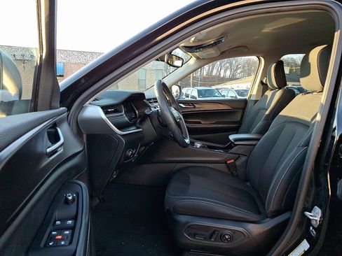 Used 2023 Jeep Grand Cherokee L Laredo image 16