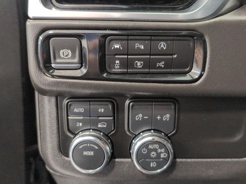 Used 2025 GMC Yukon XL Denali AWD/4WD image 10