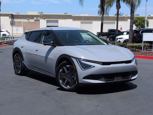 Used 2025 Kia EV6 Light w/ Light LR Technology Package RWD image 2