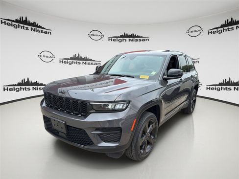 Used 2023 Jeep Grand Cherokee Altitude AWD/4WD image 9