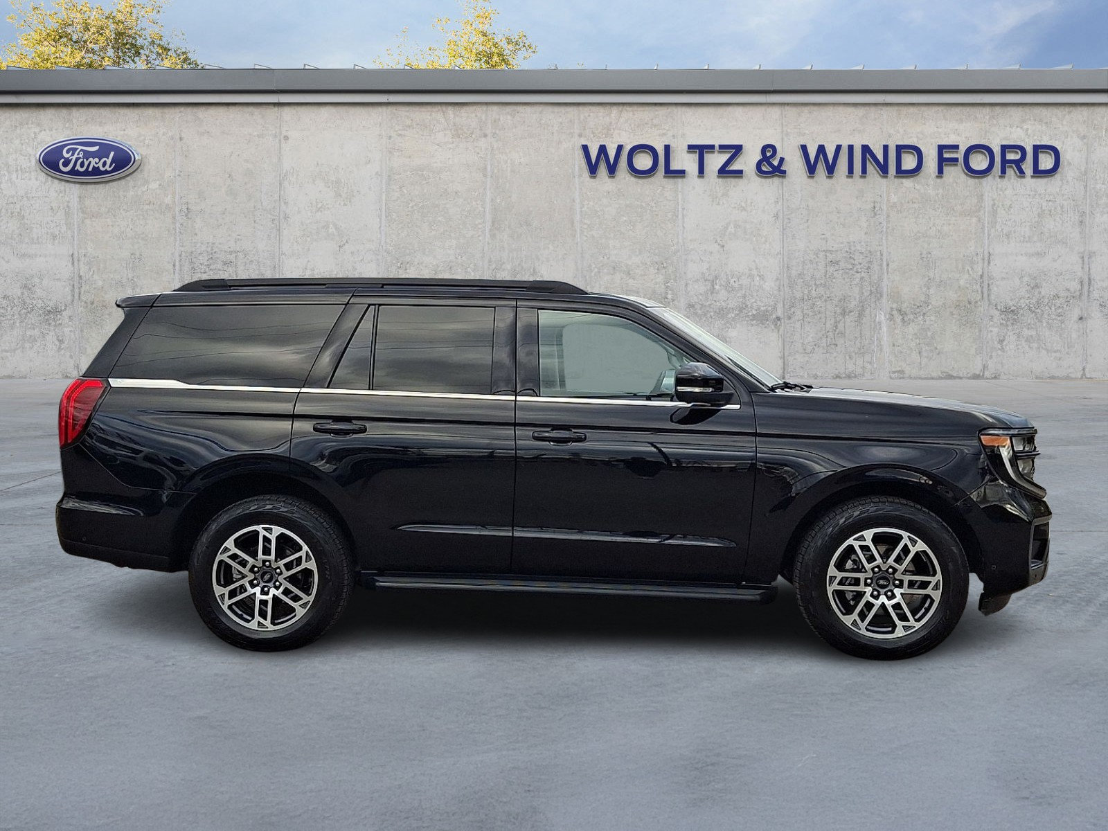Used 2025 Ford Expedition Active AWD/4WD image 7