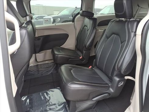 Used 2023 Chrysler Pacifica Touring-L image 12