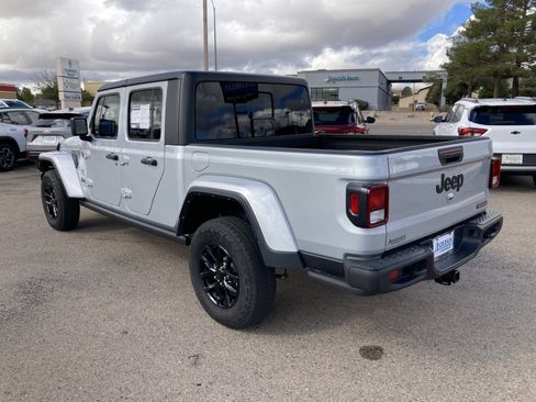 Used 2023 Jeep Gladiator Sport image 7
