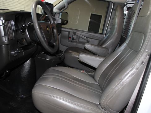 Used 2017 Chevrolet Express 2500 Extended RWD image 18