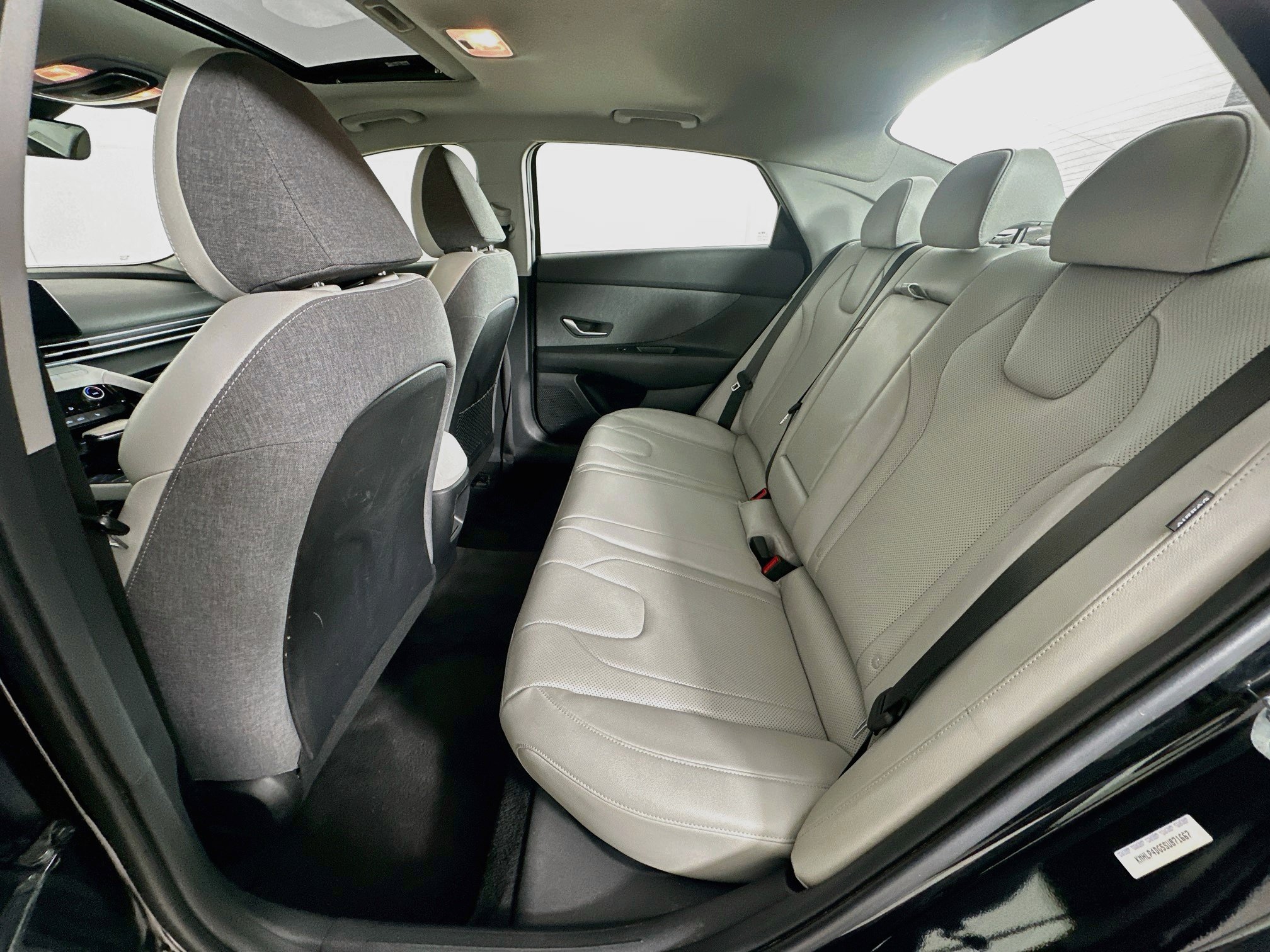 Used 2025 Hyundai Elantra Limited FWD image 28